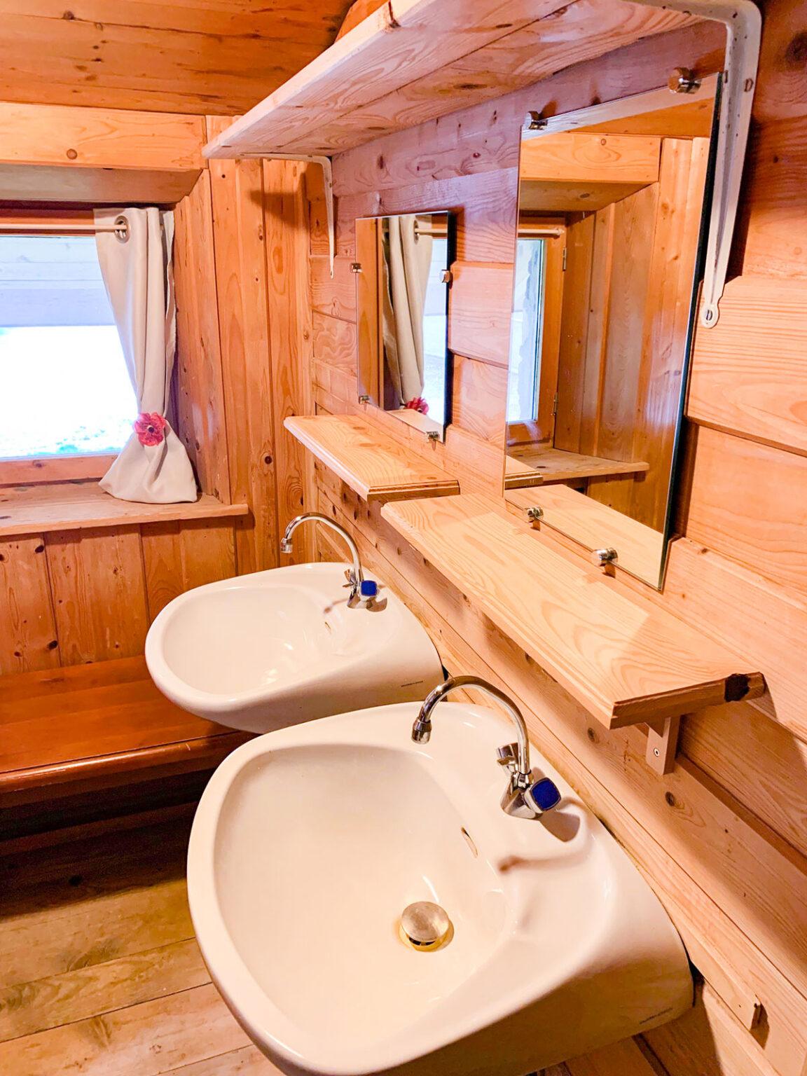 Au coeur des rêves au mont Chateleu salle d'eau avec deux lavabos surmontés de deux miroirs