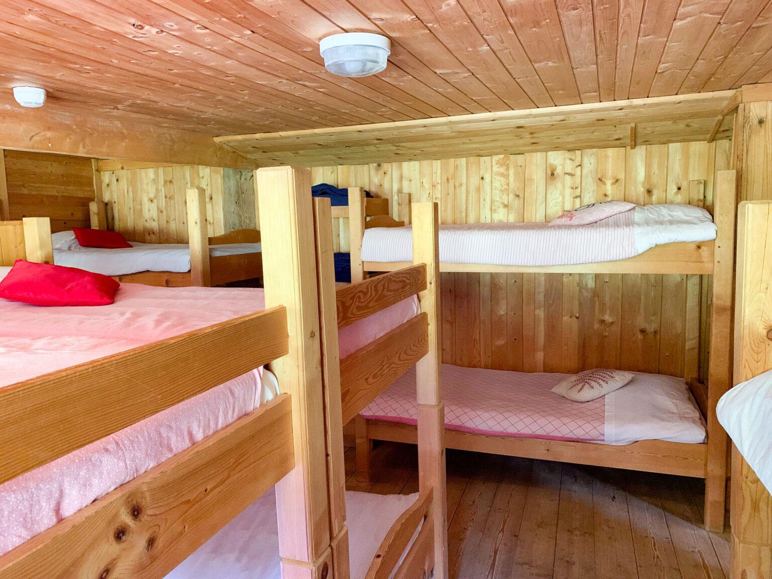 Au coeur des rêves au mont Chateleu détail du dortoir présentant les couchages en lit superposés